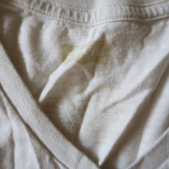 Levi’s V-Neck White T-Shirt - Picture 4 of 4